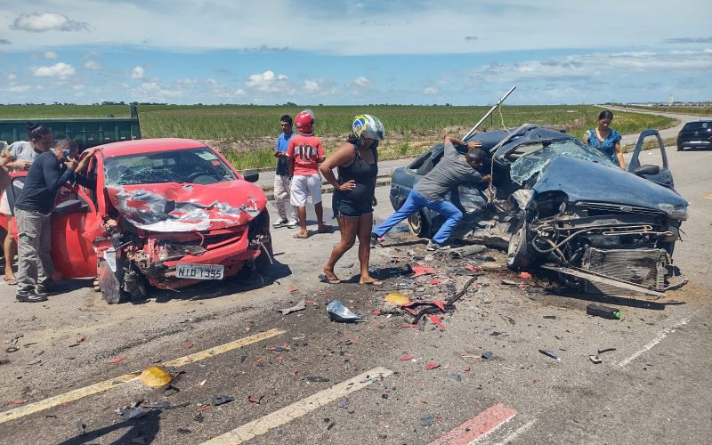 Colisão entre veículos deixa cinco feridos no Benedito Bentes, em Maceió