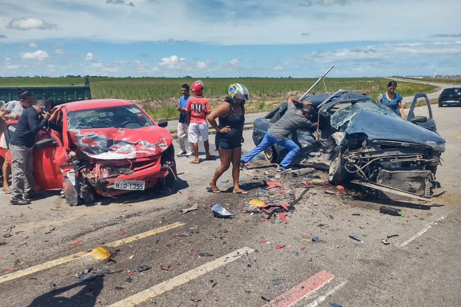 Colisão entre veículos deixa cinco feridos no Benedito Bentes, em Maceió