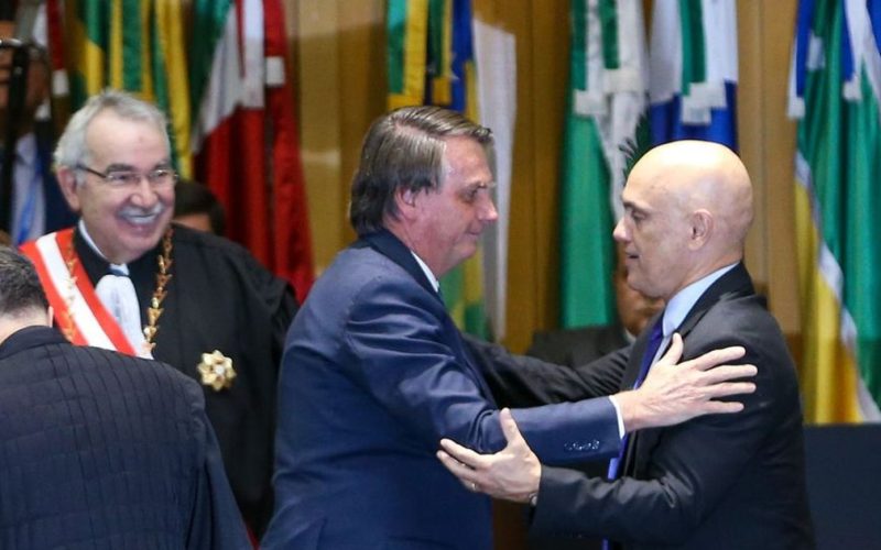 Moraes autoriza cabeleireiro de Bolsonaro ir à casa do ex-presidente