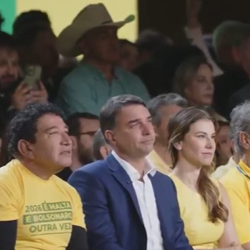 Flávio Bolsonaro se emociona com homenagem de Carlos Bolsonaro em Convenção Nacional do PL