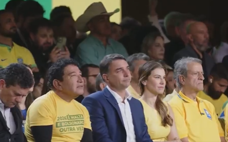 Flávio Bolsonaro se emociona com homenagem de Carlos Bolsonaro em Convenção Nacional do PL