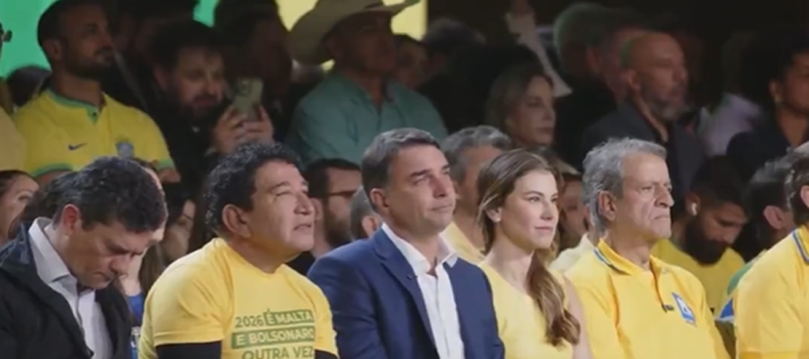 Flávio Bolsonaro se emociona com homenagem de Carlos Bolsonaro em Convenção Nacional do PL