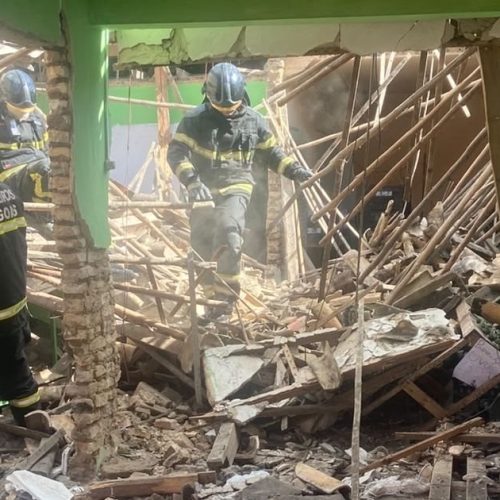 Teto de estabelecimento comercial desaba e assusta trabalhadores em Arapiraca