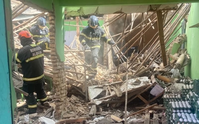Teto de estabelecimento comercial desaba e assusta trabalhadores em Arapiraca