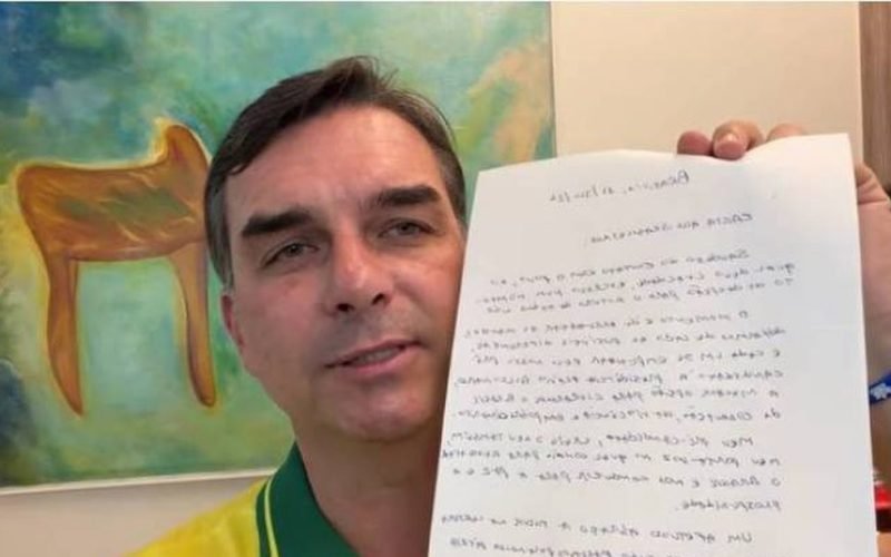 Flávio Bolsonaro: “Lula escreveu 22 cartas, podia fazer tudo. Qual critério com Bolsonaro?”