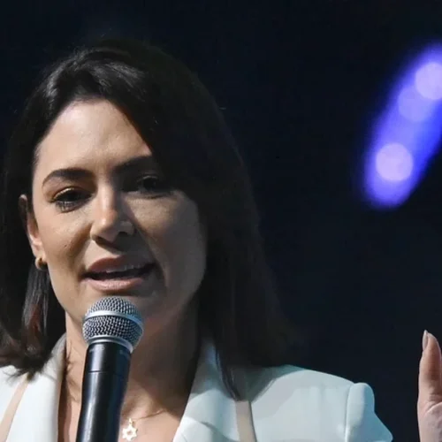 Michelle Bolsonaro deixa presidência do PL Mulher após crise com Flávio