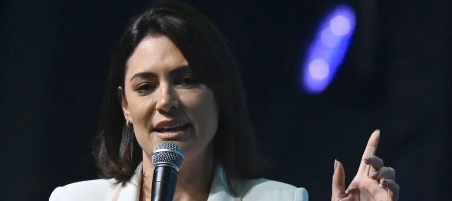 Michelle faz desabafo sobre saúde de Bolsonaro: “Talvez eu não tenha alguém para cuidar de mim”