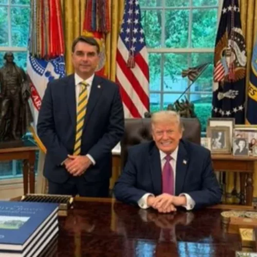 No dia de nova proposta de tarifaço, Trump exalta Flávio Bolsonaro nas redes sociais