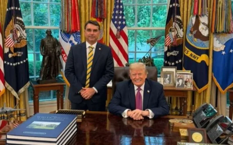 No dia de nova proposta de tarifaço, Trump exalta Flávio Bolsonaro nas redes sociais