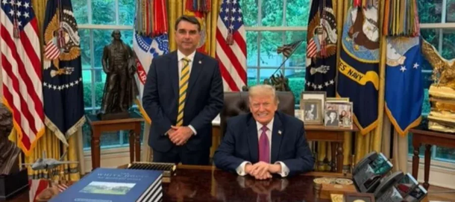 No dia de nova proposta de tarifaço, Trump exalta Flávio Bolsonaro nas redes sociais