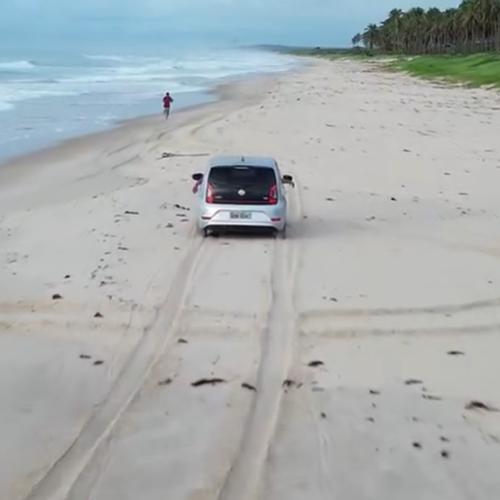 Influenciador é flagrado dirigindo em alta velocidade na faixa de areia da Praia do Francês