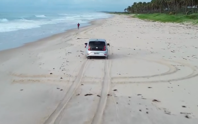 Influenciador é flagrado dirigindo em alta velocidade na faixa de areia da Praia do Francês