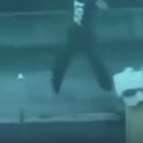 Homem tenta “ controlar o tempo” durante tempestade de areia e web reage : “farmou aura”