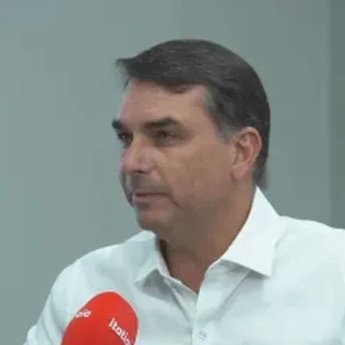 Flávio Bolsonaro afirma que pediu para Trump não taxar empresas brasileiras