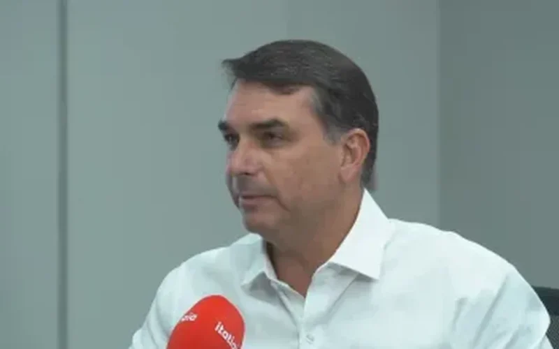 Flávio Bolsonaro afirma que pediu para Trump não taxar empresas brasileiras
