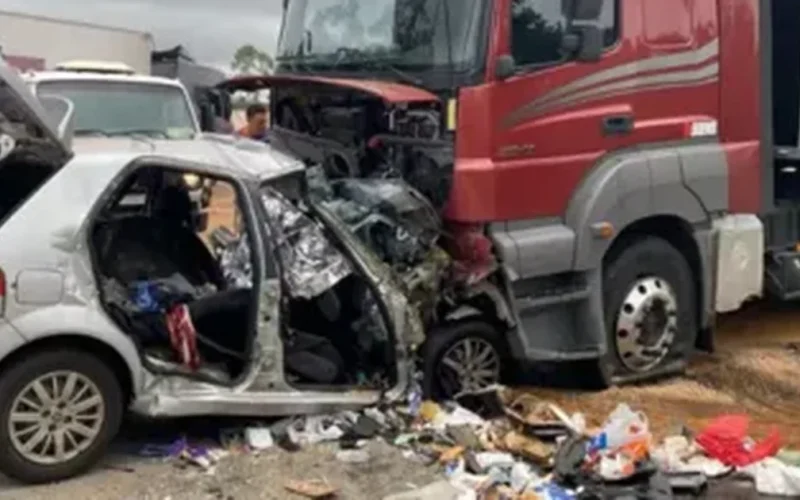 Família alagoana morre após colisão brutal com carreta