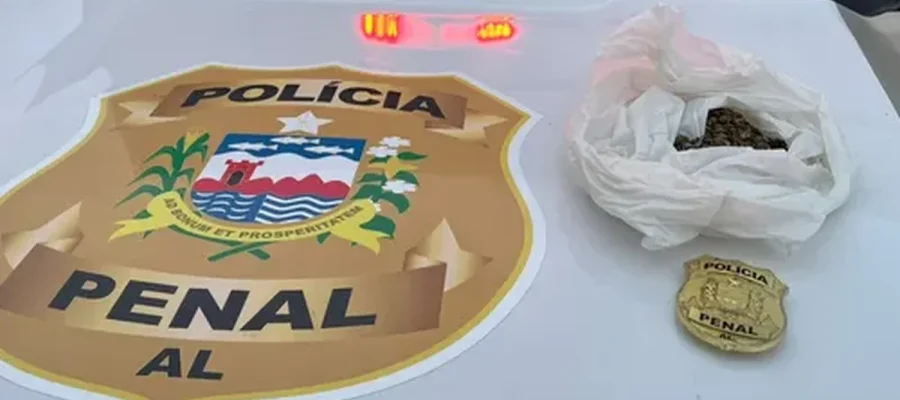 Visitante é presa em flagrante ao tentar levar drogas para presídio de segurança máxima em Alagoas