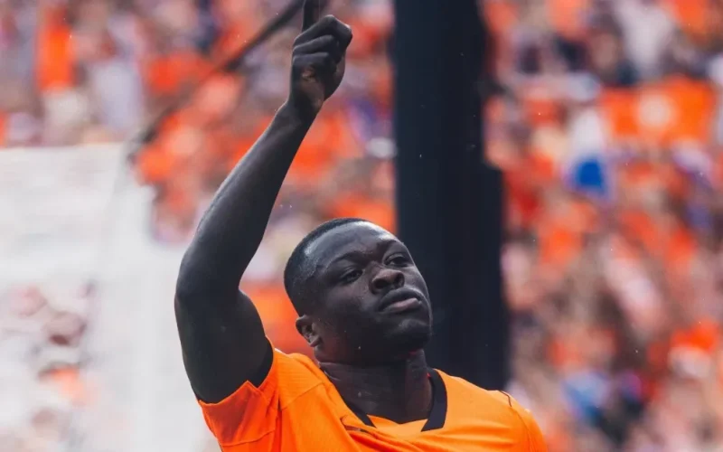 Holanda vence a Tunísia, garante liderança do grupo e evita confronto com o Brasil