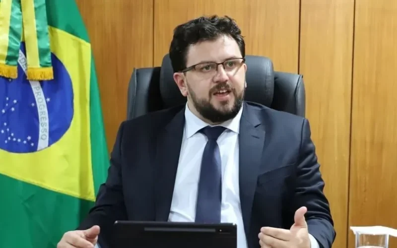 Ex-chefe de gabinete de Lula é alvo de inquérito da PF sobre negócios de Lulinha e Careca do INSS