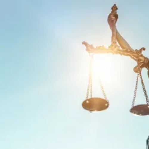 Homem de 35 anos que mantinha relacionamento com menina de 12 anos é absolvido pela justiça