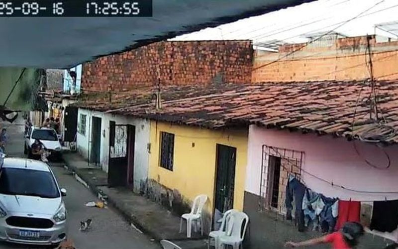 Homem é perseguido em rua entra em casa e é executado a tiros