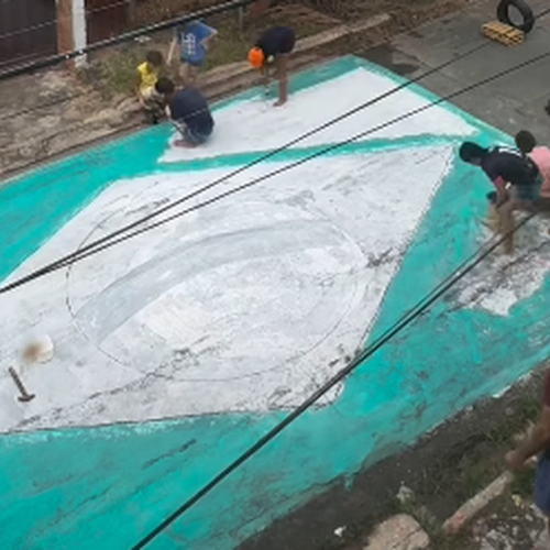 Em clima de Copa, projeto social reúne alunos para pintar rua com bandeira do Brasil