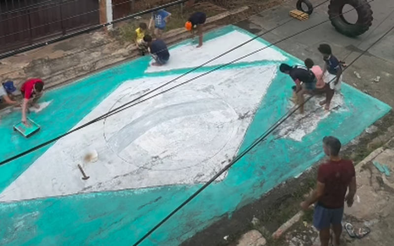 Em clima de Copa, projeto social reúne alunos para pintar rua com bandeira do Brasil