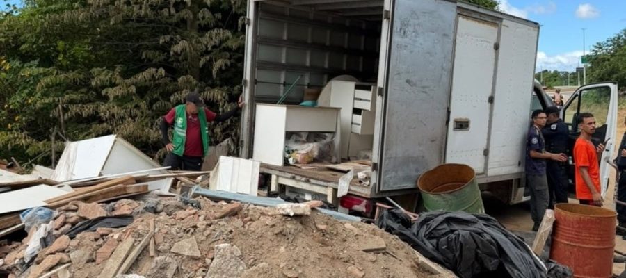 Alurb apreende caminhão e aplica multa de R$ 12 mil por descarte irregular de resíduos em Maceió