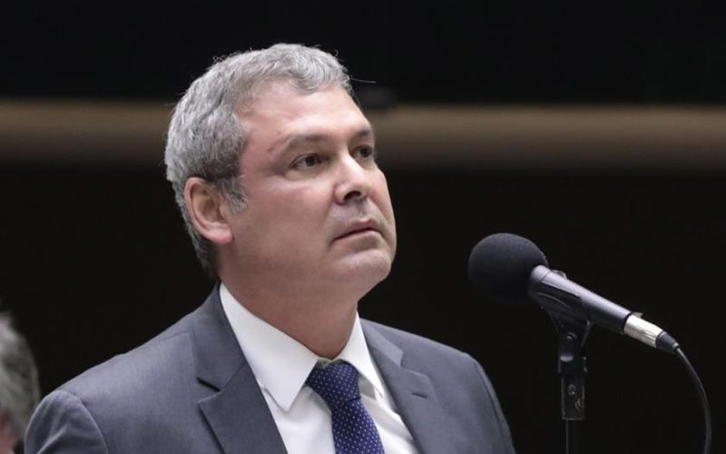 “Flávio Bolsonaro seria fuzilado se fosse cidadão americano“, diz Lindbergh ao fazer acusações contra o senador