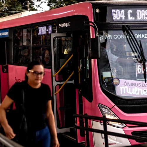 Ônibus exclusivo para mulheres ultrapassa 8 mil embarques em uma semana em Maceió