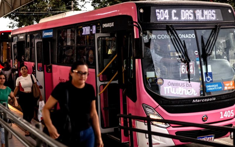 Ônibus exclusivo para mulheres ultrapassa 8 mil embarques em uma semana em Maceió