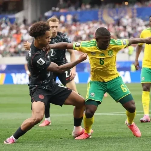 Canadá vence África do Sul nos acréscimos e avança às oitavas da Copa do Mundo