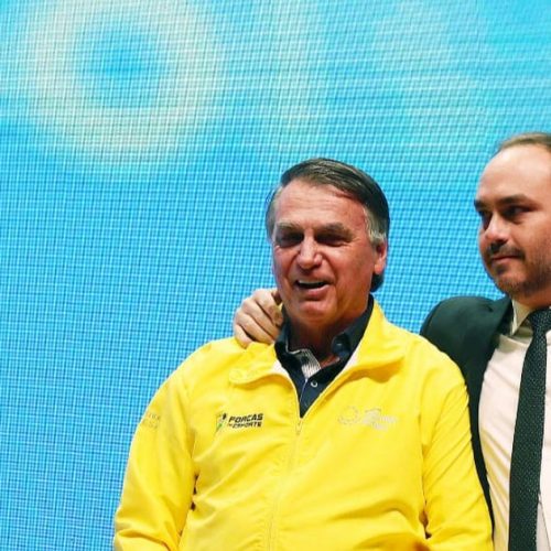 Carlos se manfesta sobre 5 meses de prisão de Bolsonaro: “Covarde e injustificável”