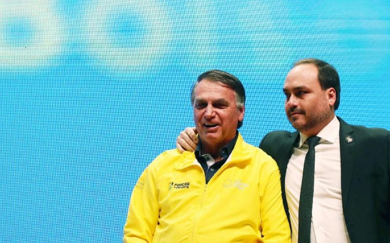 Carlos se manfesta sobre 5 meses de prisão de Bolsonaro: “Covarde e injustificável”