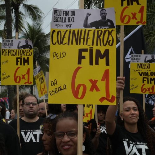 6 a cada 10 dos trabalhadores CLT no Brasil ainda cumpre jornada acima de 40 horas semanais
