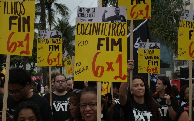 6 a cada 10 dos trabalhadores CLT no Brasil ainda cumpre jornada acima de 40 horas semanais