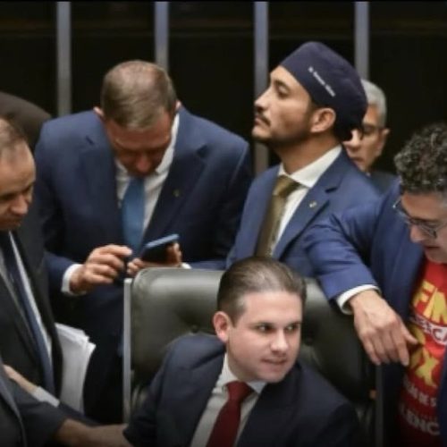 Com copa e São João, deputados emendam semana longe de Brasília