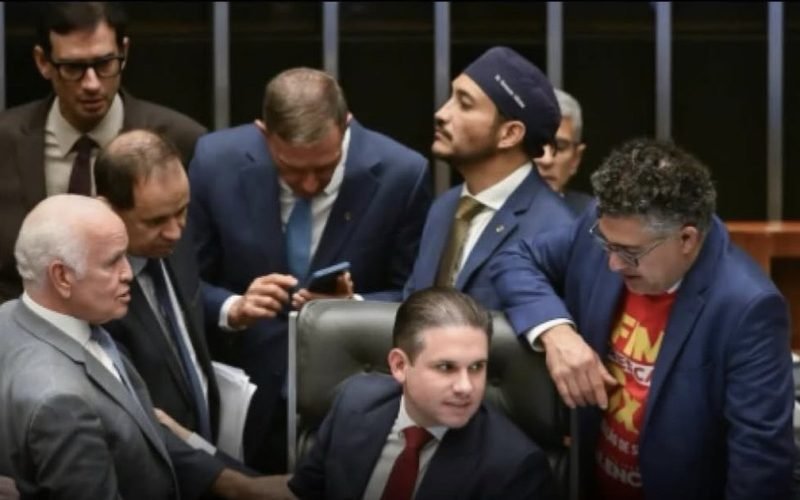 Com copa e São João, deputados emendam semana longe de Brasília