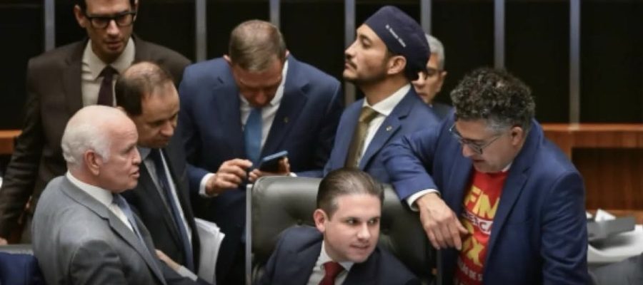 Com copa e São João, deputados emendam semana longe de Brasília