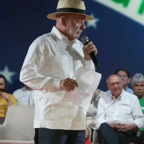 Se quiser bater na mulher, não precisa votar em mim, diz Lula em convenção