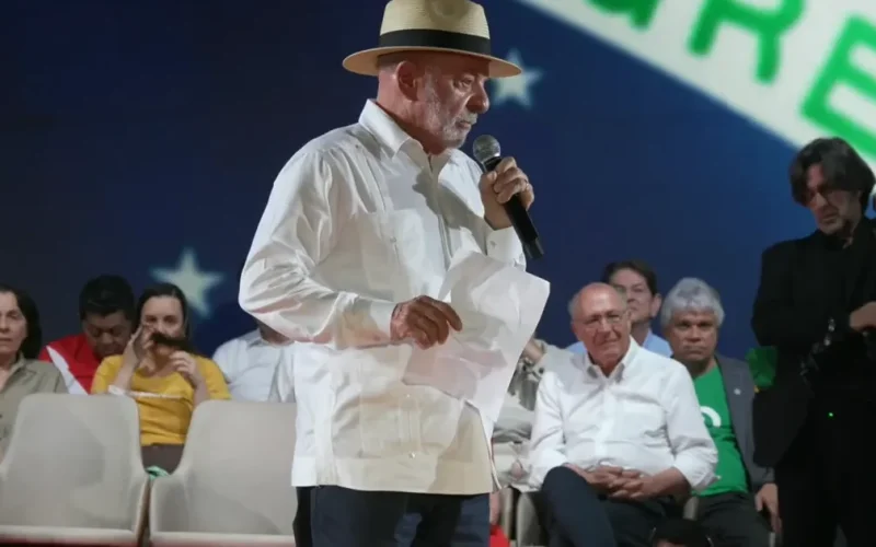 Se quiser bater na mulher, não precisa votar em mim, diz Lula em convenção