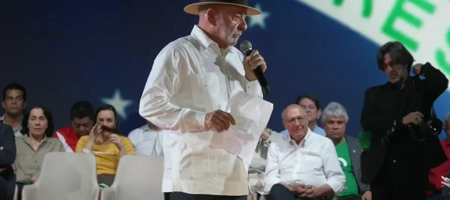Se quiser bater na mulher, não precisa votar em mim, diz Lula em convenção