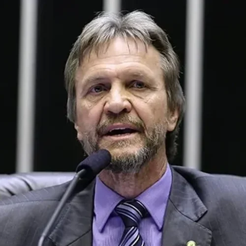 “Não podemos ficar em cima do muro”, líder do PT cobra governo Lula sobre fim da escala 6×1