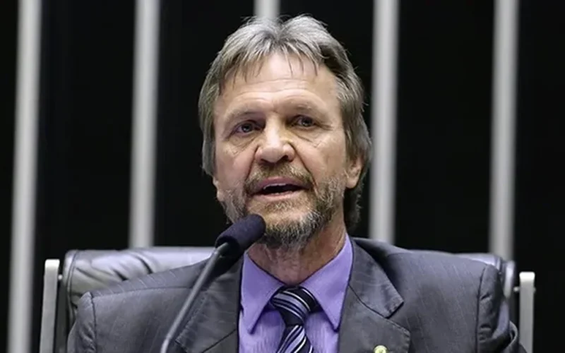 “Não podemos ficar em cima do muro”, líder do PT cobra governo Lula sobre fim da escala 6×1