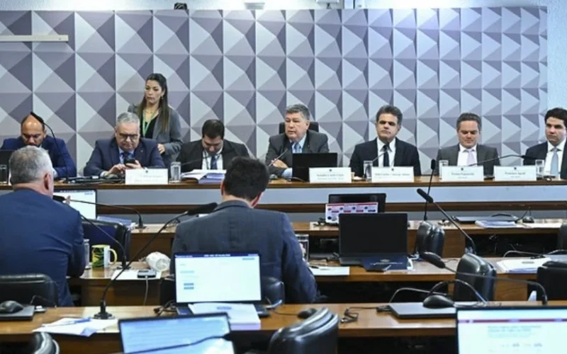Alfredo Gaspar expõe possível esconderijo de suspeito e causa revolta na CPMI: “Parece o gato avisando o rato”
