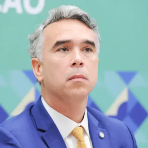 Vazamento aponta oferta de dinheiro a alunos para evento político com deputado Rafael Brito