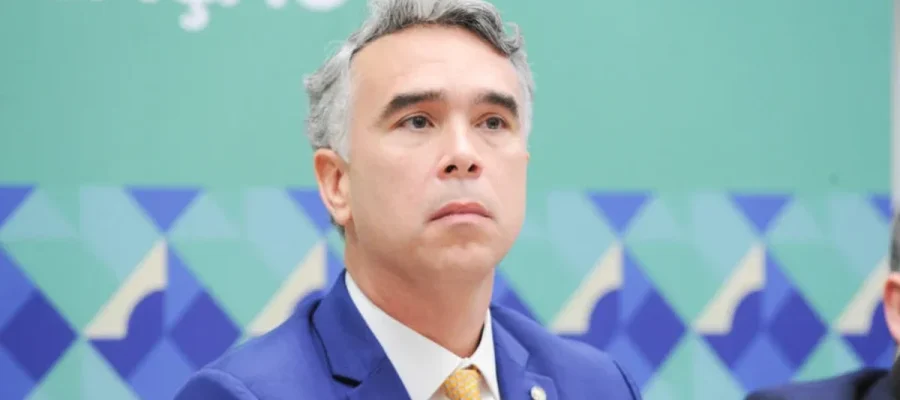 Vazamento aponta oferta de dinheiro a alunos para evento político com deputado Rafael Brito
