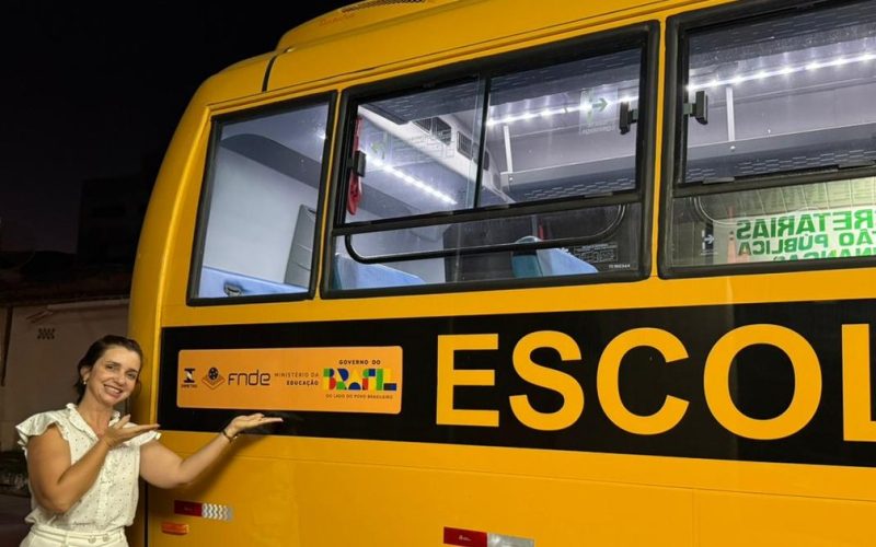 Prefeitura de Joaquim Gomes recebe ônibus acessível e moderno do Novo PAC
