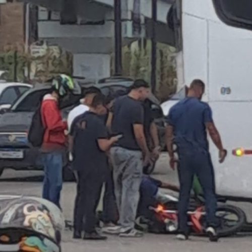 Moto e ônibus colidem na saída da Ufal e causam lentidão no trânsito em Maceió