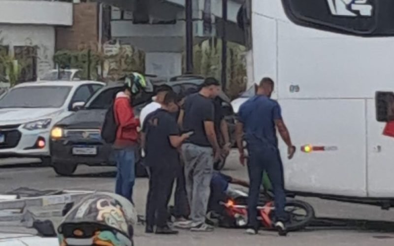 Moto e ônibus colidem na saída da Ufal e causam lentidão no trânsito em Maceió